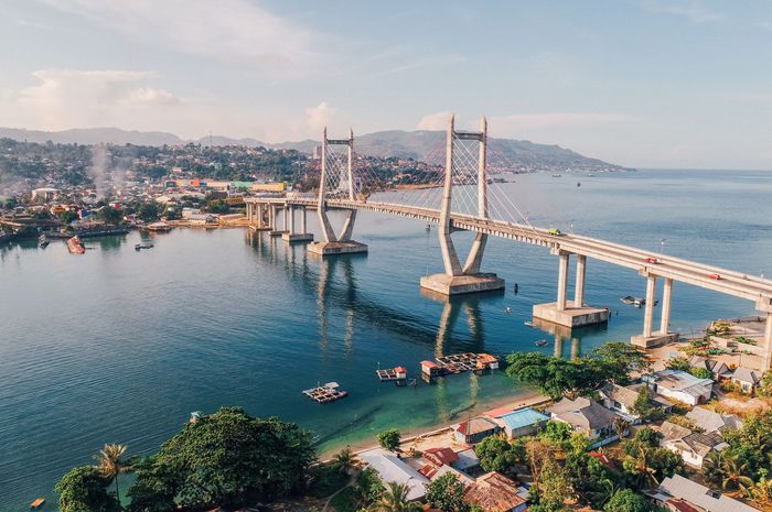 Jembatan Merah Putih yang berada di Teluk Ambon, Maluku.