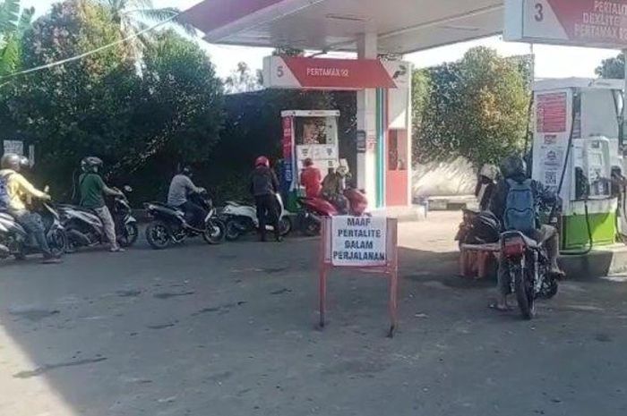 Kelangkaan Pertalite yang terjadi di SPBU Narimbang Jalan Jenderal Sudirman, Keacmatan Rangkasbitung, Lebak, Banten, pada Senin (15/08/2022).