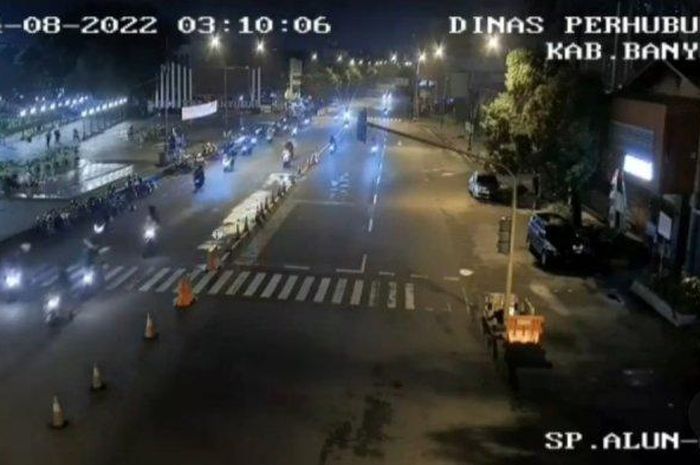 Tangkapan layar rekaman CCTV belasan gangster bermotor yang sempat beraksi di Alun-alun Purwokerto, pada Minggu (14/08/2022).