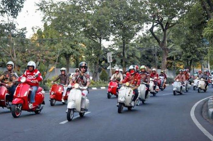 Wakil Wali Kota Surabaya Armuji atau akrab disapa Wawali Cak Ji ikur riding bareng Vespa Merah Putih.