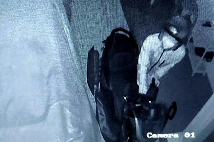 Aksi pencurian Yamaha NMAX di rumah Kades terekan CCTV 