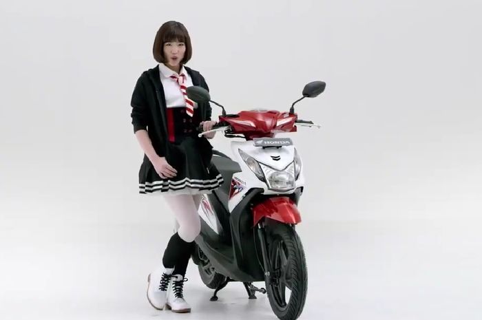 Haruka Nakagawa saat membintangi iklan Honda BeAT ESP.