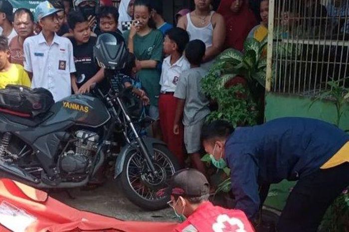 Korban kecelakaan adu banteng Honda BeAT Vs Vario dievakuasi oleh  Relawan PMI Kabupaten Sragen.