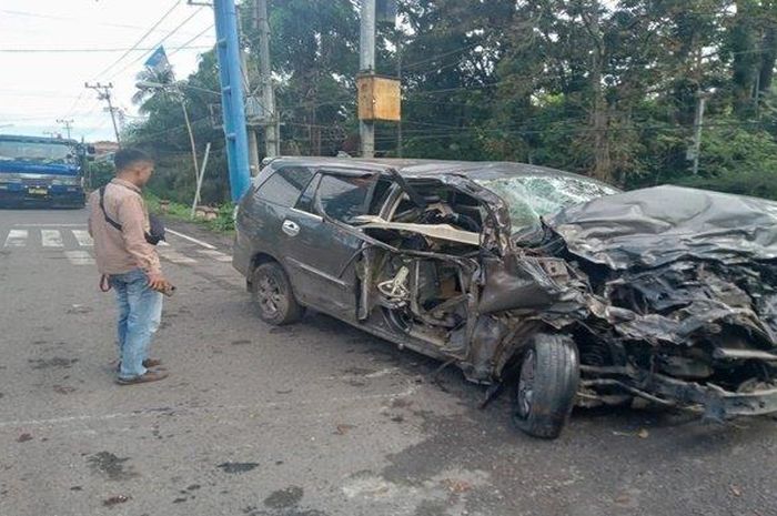 Toyota Innova mengalami rusak berat usai bertabrakan dengan truk tangki di Kabupaten Muara Enim, Selasa (16/8/2022). Seorang penumpang travel tewas di lokasi kejadian.