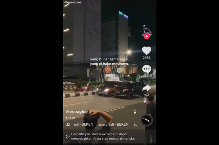 Tangkapan layar video ajang balap liar antara Mitsubishi pajero Sport dan Toyota Kijang Innova di Simpang Purwosari, Solo.