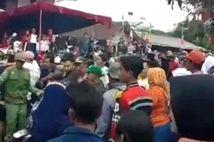 Beredar video adanya keributan antara komunitas motor dengan warga Kecamatan Nyalindung, Kabupaten Sukabumi, diduga akibat suara motor yang digeber hingga menimbulkan suara bising saat karnaval HUT RI, Kamis (18/8/2022).