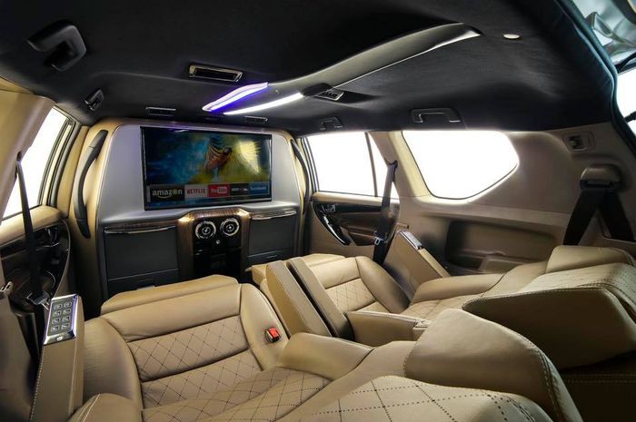 Modifikasi kabin Toyota Kijang Innova dilengkapi partisi full entertaiment system