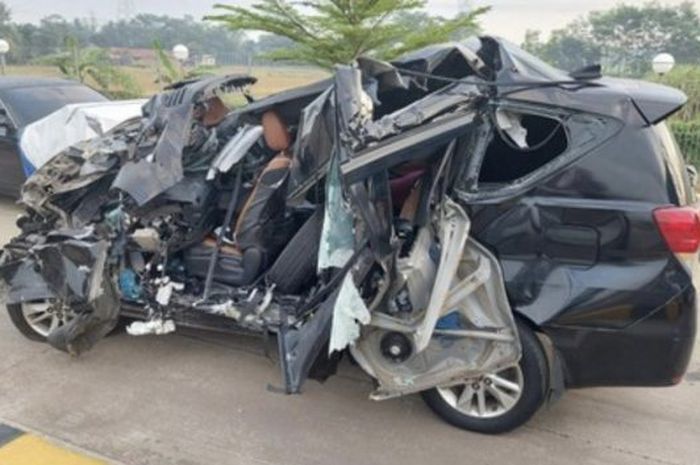 Kondisi Toyota Kijang Innova yang ditumpangi DR Ir Achmad Hermanto Dardak (65), orang tua Wakil Gubernur Jatim, Emil Dardak usai mengalami kecelakaan di Tol Trans Jawa, Sabtu (20/8/2022) dini hari.