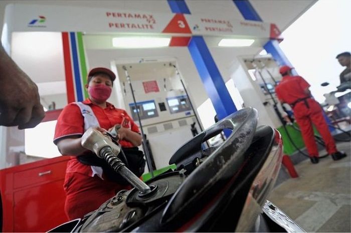 Ilustrasi mengini BBM motor di SPBU Pertamina. Presiden Jokowi akan umumkan kenaikan harga BBM subsidi Pertalite dan Solar minggu depan.