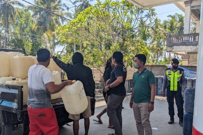 Pembelian BBM di Nusa penida pakai jeriken