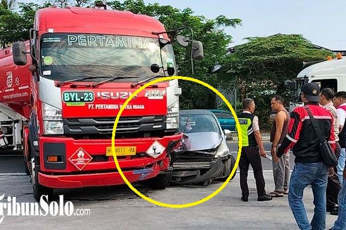 Truk tangki sambut Honda Jazz dari arah sebaliknya setelah bagian buntut disodok truk boks di Teras, Boyolali, Jawa Tengah