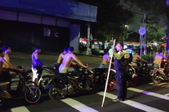 Puluhan remaja kena hukuman nyanyi sambil dorong motor usai terciduk razia balap liar di Kota Malang