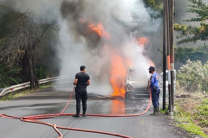 Nissan Serena hangus terbakar api di pinggir jalan