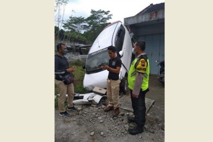 Proses evakuasi minibus yang nyungsep menabrak rumah warga di Dusun Banyu Urip 1, Desa Banyu Urip, Kecamatan Tegalrejo, Kabupaten Magelang, pada Minggu (21/08/2022). 