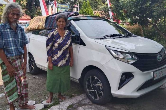 Wardji (69) asal Sragen Jawa Tengah, berhasil membeli satu unit Daihatsu Sigra dengan uang cash, awalnya dikira pengemis karena datang pakai baju compang-camping.
