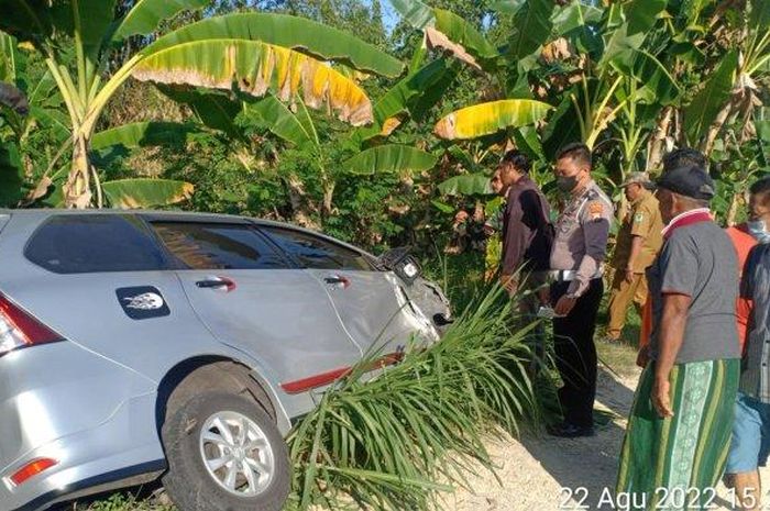 Toyota Avanza nyungsep ke selokan usai menyambut pengendara Honda Vario 110 dari arah sebaliknya saat menyalip Mitsubishi L300 dikemudikan Tuhan Prayitno (58)