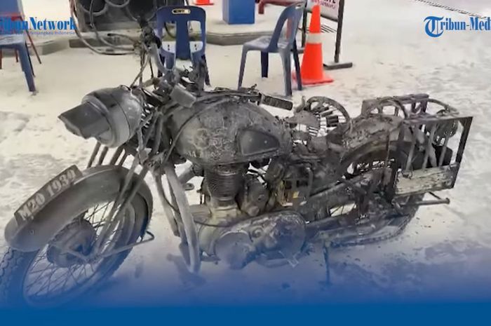 Motor peninggalan Perang Dunia Kedua, BSA M20 terbakar habis hingga jadi bangkai di SPBU Jl Rakutta Sembiring, Naga Pita, Siantar Martoba, kota Pematang Siantar, Sumatera Utara