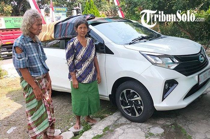 Kakek Wardji  dan istrinya Asih asal Sragen, Jawa Tengah yang beli Daihatsu Sigra secara cash di dealer dengan berbaju compang-camping