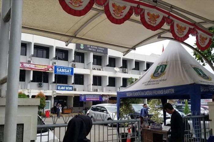 Kantor Samsat Cikokol, Kota Tangerang, pemutihan pajak motor berlaku di Provinsi Banten mulai 18 Agustus 2022 sampai 31 Desember 2022.