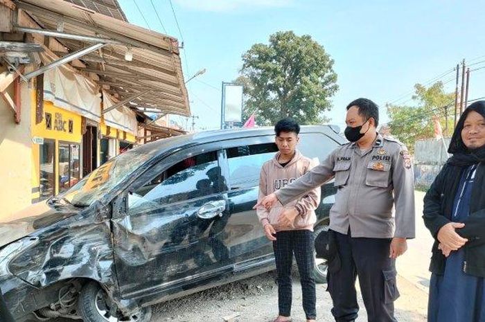 Toyota Avanza berisi rombongan santri kecelakaan hingga roda depan kiri mundur ke pintu akibat sopir tertidur saat mengemudi di Cikembar, Sukabumi, Jawa Barat