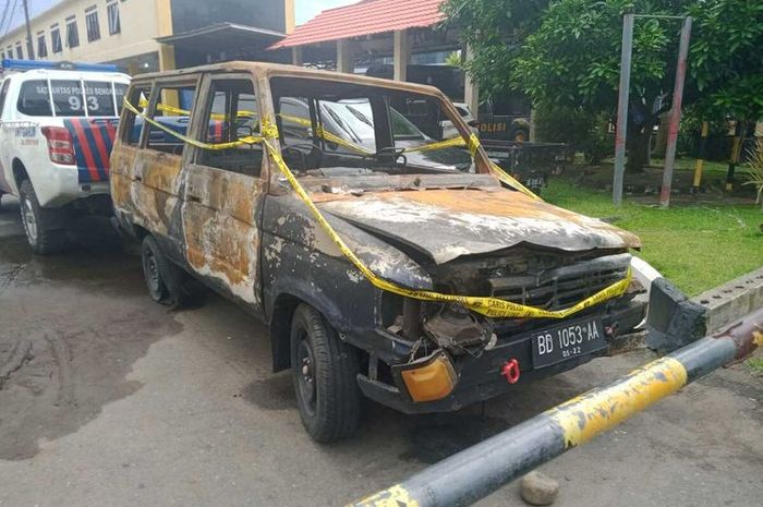 Toyota Kijang yang terbakar di SPBU Bengkulu