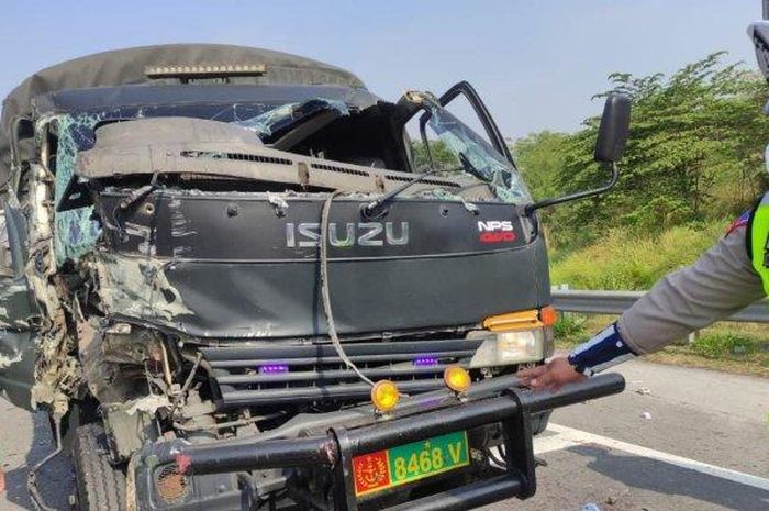 Kondisi truk TNI yang terlibat kecelakaan di Tol Sumo