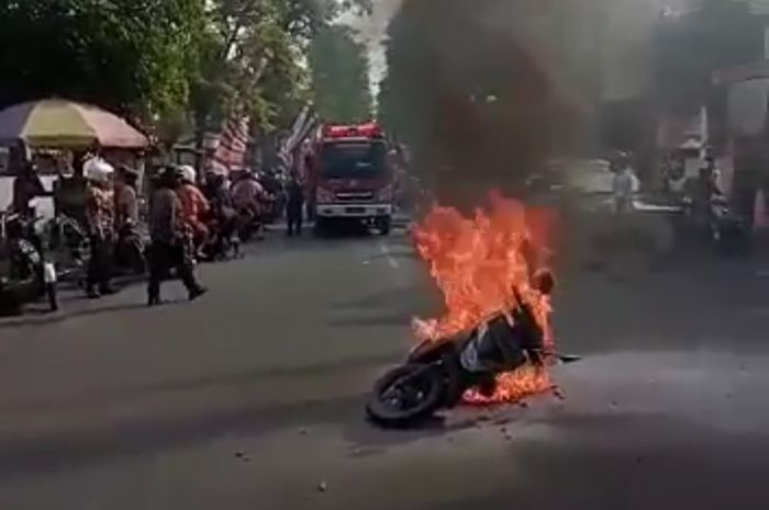 Honda BeAT mendadak terbakar saat sedang melaju