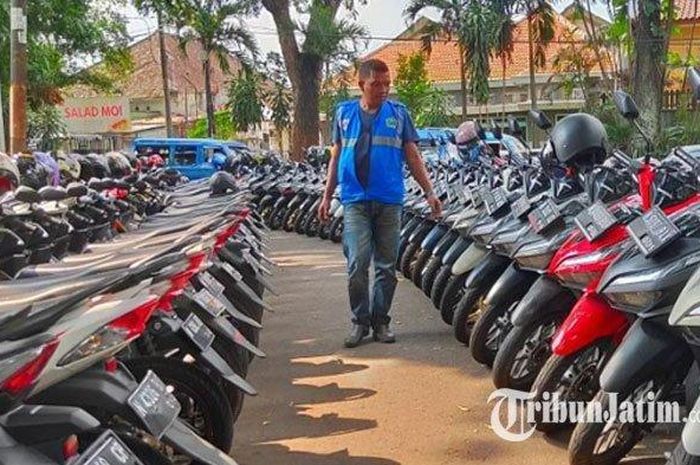 Juru parkir viral karen tata parkir kendaraan roda dua di Jalan Sultan Agung Kota Malang secara beragam menyesuaikan merk 