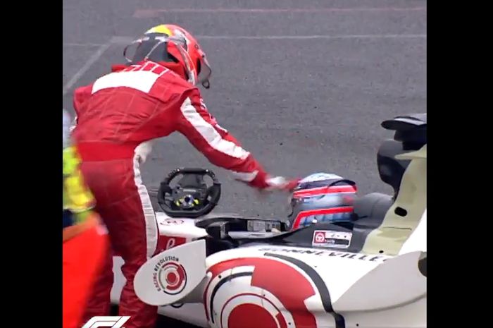 Michael Schumacher tempeleng pembalap Jepang Takuma Sato di F1 Belgia 2005