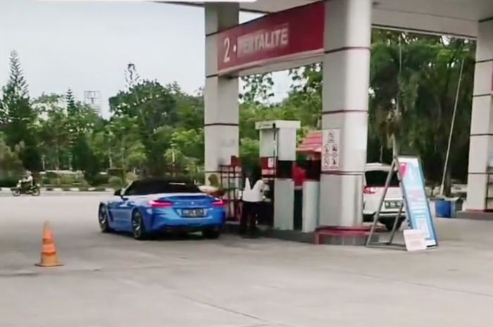 Video viral mobil mewah BMW Z4 diduga isi Pertalite di SPBU