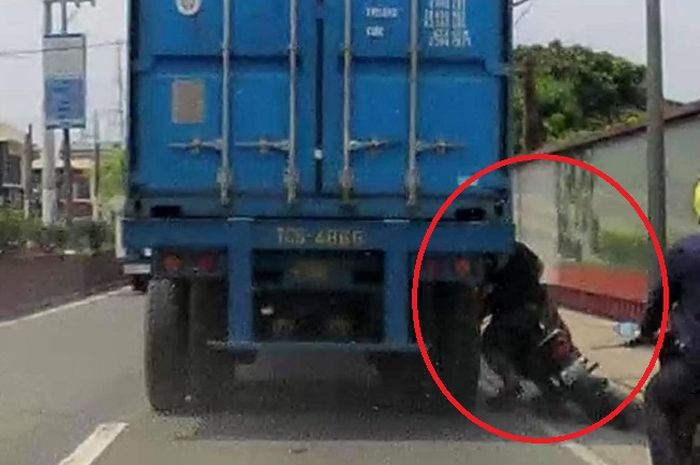 Sering picu kecelakaan fatal, yuk tahu blind spot truk