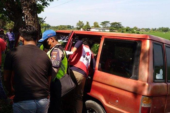 Kondisi Toyota Kijang yang menabrak pohon saat dievakuasi 