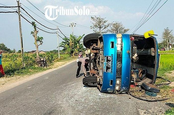 Kondisi minibus berisi karyawan pabrik yang terguling di jalan Bangak-Simo, Boyolali, Rabu (24/8/2022).