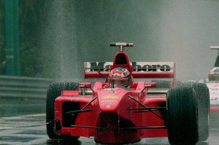 Michael Schumacher melaju dengan tiga roda di F1 Belgia 1998 usai tabrakan dengan David Coulthard