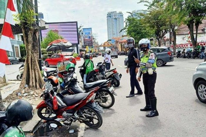 Dishub berkolaborasi dengan Ditlantas Polda Sumut perlakuan ETLE terhadap kendaraan yang parkir sembarangan. 
