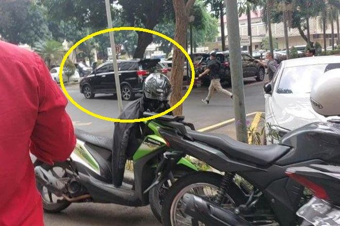 Toyota Kijang Innova hitam yang ditumpangi Putri Candrawathi sempat kecoh wartawan di Bareskrim Polri, (26/8/22)