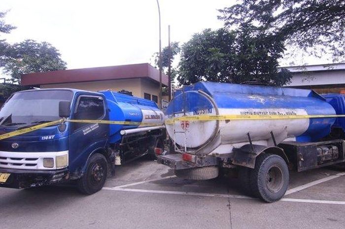 Dua truk tangki Yang diamankan di Mapolresta Samarinda Kalimantan Timur