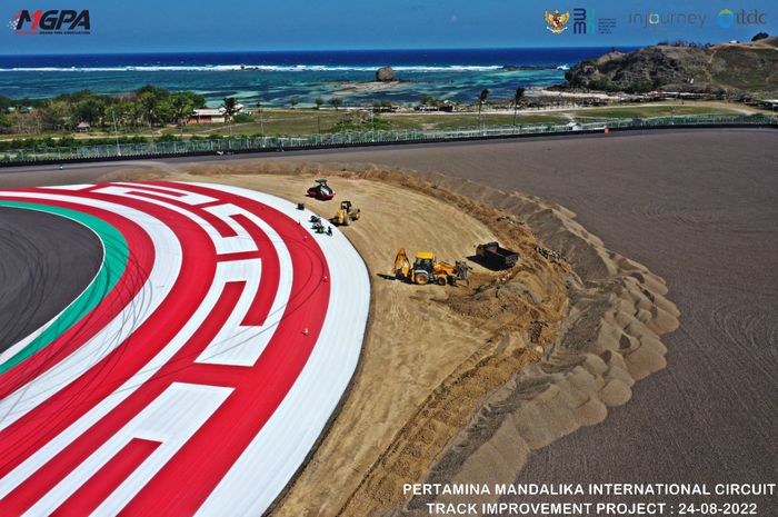 Proses pelebaran run-off di sirkuit Mandalika jelang WorldSBK Indonesia 2022.