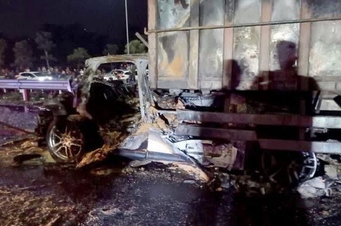 Kecelakaan Porsche Cayenne Tabrakan Hingga Terbakar di tol Jagorawi 25 Agustus 2022