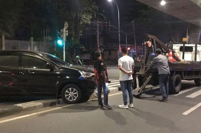 Toyota Avanza berwarna hitam yang terlibat kecelakaan mobil Mercedes-Benz di Jalan Antasari, Sabtu (27/8/2022) dini hari.