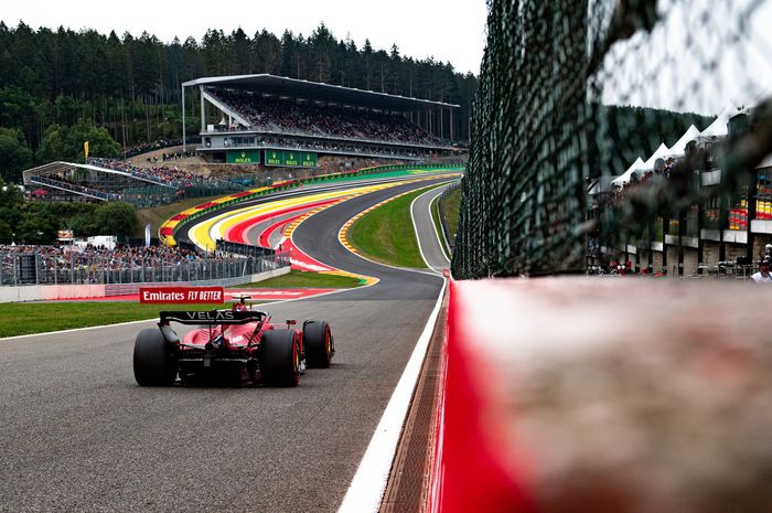 Carlos Sainz meraih pole position pada kualifikasi F1 Belgia 2022 meskipun Max Verstappen yang menjadi pembalap terkencang