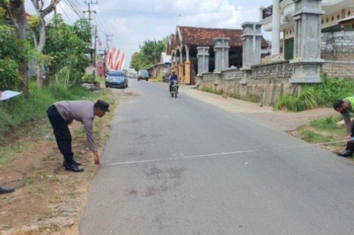 Polisi tengah melakukan oleh TKP kejadian tabrakan Honda Vario dan bus Pariwisata di Bangkalan yang menewaskan dua pengendara motor.