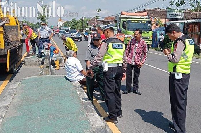 Suasana proses penutupan bukan median jalan Jogja-Solo .