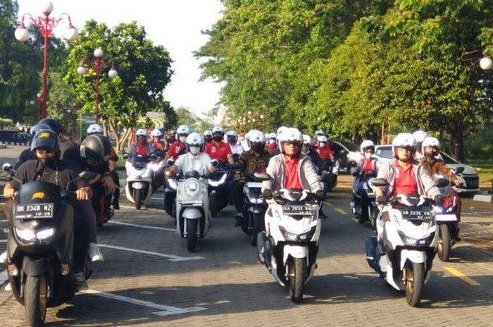Menko Polhukam Mahfud MD yang kendarai Honda All New Vario 160 saat kampanyekan keselamatan berkendara di jalan.