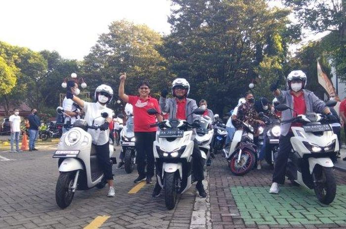 Persiapan Menko Polhukam Mahfud MD bersama dua menteri lain sebelum melakukan kampanye keselamatan berkendara.