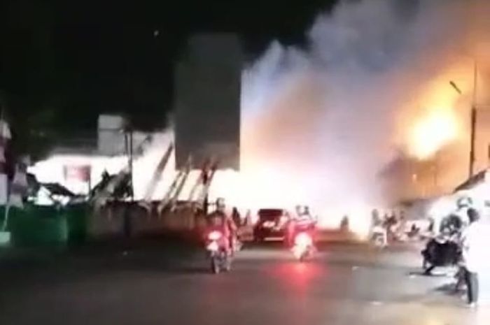 Toyota Kijang terbakar di SPBU saat antre bikin warga berlarian karena panik
