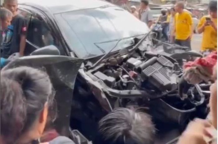 Kondisi Toyota Avanza usai ditebas commuter line di Petamburan, Tanah Abang, Jakarta Pusat