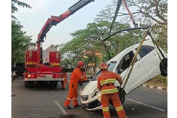 Honda Brio dievakuasi truk crane setelah jumpalitan di Jl Dr Ir H Soekarno, Mulyorejo, Surabaya, Jawa Timur