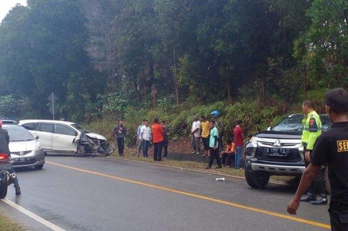 Toyota Calya dan Mitsubishi Pajero Sport melintir setelah saling senggol di tikungan