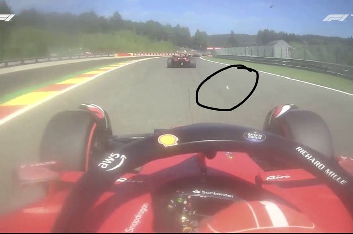 Momen saat plastik visor alias tear off helm Max Verstappen terbang menuju mobil Charles Leclerc di F1 Belgia 2022
